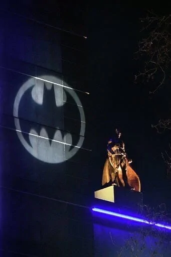 В Лондоне появилась статуя Темного Рыцаря