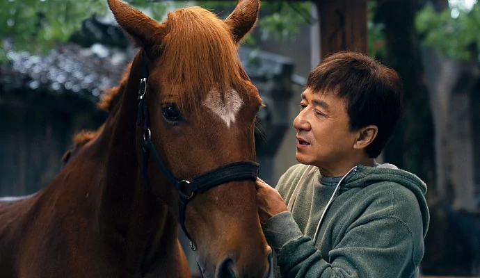 Джеки Чан и конь дерутся с коллекторами в трейлере фильма «Кунг-фу жеребец»