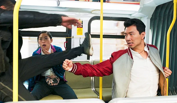 Водитель автобуса в Сан-Франциско разобрал сцену драки из «Шан-Чи и легенды десяти колец»