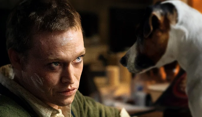 Калеб Лэндри Джонс руководит собаками в трейлере «Догмена»