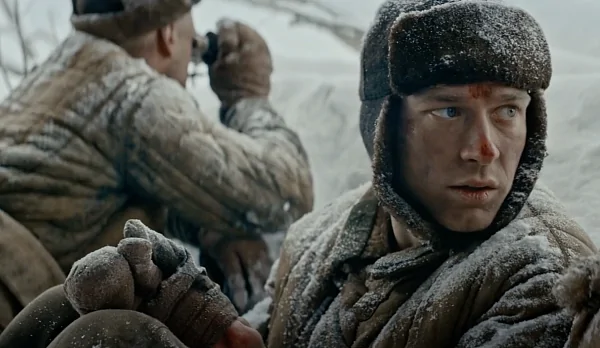 Красноармеец Юрий Борисов пытается выбраться из немецкой засады в трейлере фильма «Красный призрак»