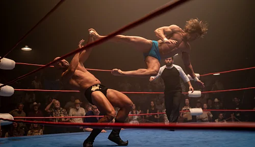 Зак Эфрон парит над рингом на первом кадре из реслинг-драмы «Железный коготь»