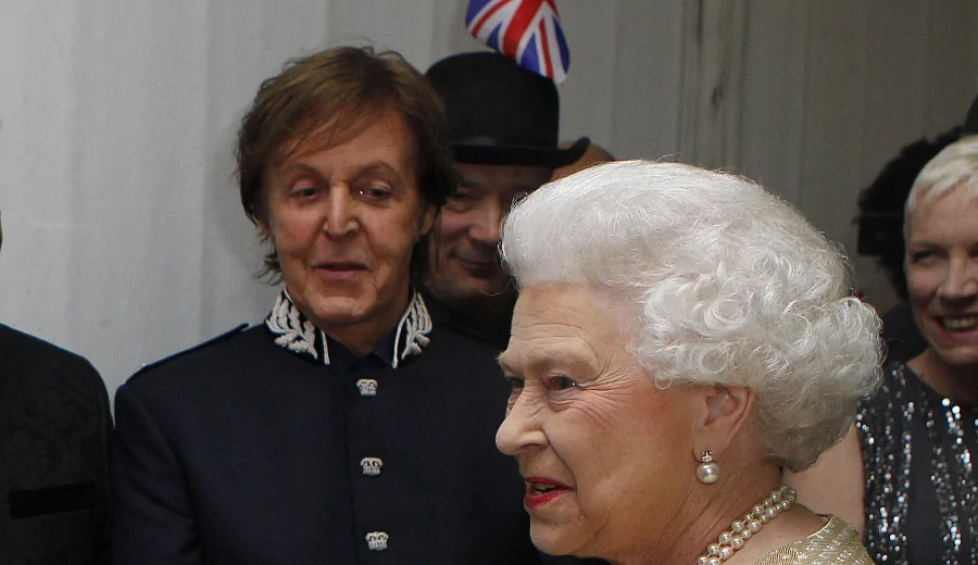 Елизавета II пропустила концерт Пола МакКартни, чтобы посмотреть «Твин Пикс»