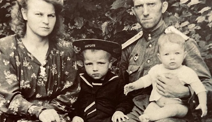 Милла Йовович поделилась в инстаграме историей своей семьи по случаю Дня Победы