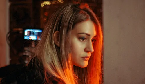 «Мы не снимаем кино взамен сеанса психотерапии, а просто ищем свой источник вдохновения»: Алиса Ерохина о своём дебюте «Накануне» 