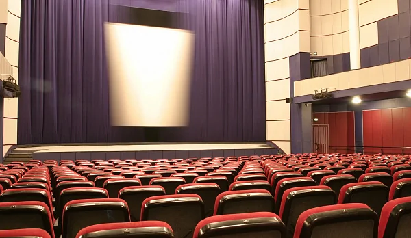 Локальные новости: петербургские кинотеатры откроются через 10 дней