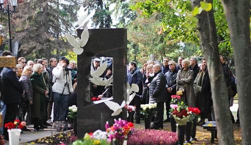 Любовь и мраморные голуби: семья открыла памятник на могиле Владимира Меньшова