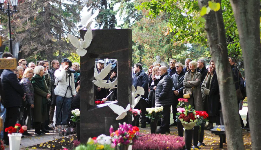 Любовь и мраморные голуби: семья открыла памятник на могиле Владимира Меньшова