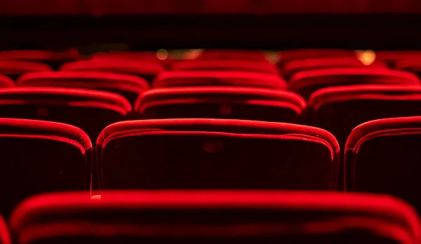 Великобритания пополнила список европейских стран, закрывших кинотеатры из-за COVID-19