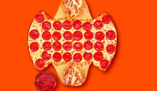 Сеть кафе Little Caesars превратила лого Бэтмена в пиццу