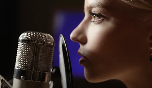 Видео: Аня Тейлор-Джой исполнила песню из фильма «Прошлой ночью в Сохо»