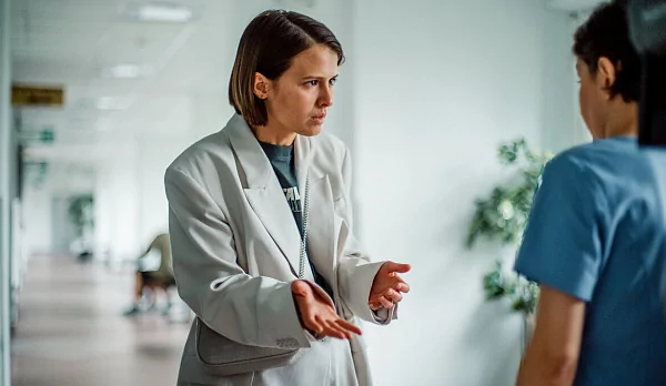 Любовь Аксёнова гоняется за донором в трейлере комедийного сериала KION «Почка»