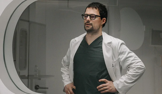 Хирург Данила Козловский встречает нечисть в трейлере сериала «13 клиническая»