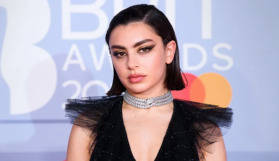 Певица Charli XCX дебютирует в кино с хоррором «Лики смерти»