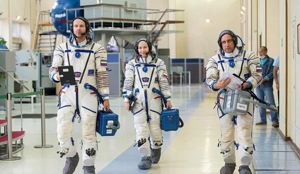 Юлия Пересильд и Клим Шипенко успешно сдали экзамены для полёта в космос для съёмок «Вызова»