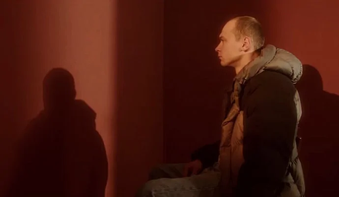 Юра Борисов — в трейлере сюрреалистичного фильма «Отпуск в октябре»