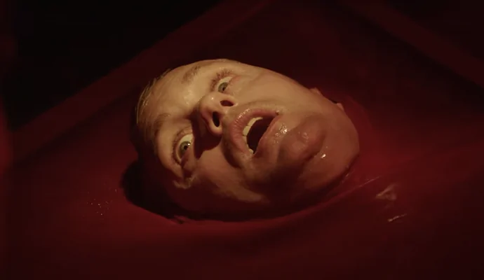 Александр Скарсгард постигает невыразимый ужас в трейлере «Бесконечного бассейна»