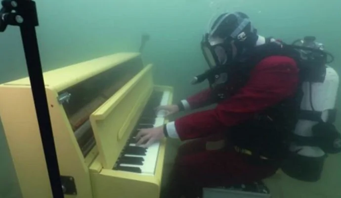 Блогер спустился на океанское дно, чтобы сыграть песню из «Русалочки»