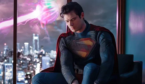 Дэвид Коренсвет облачается в костюм Супермена на первом фото