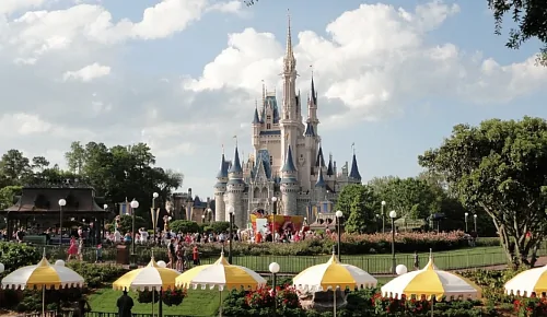 Парки Disney закрыты и продлевают карантинные меры на неопределённый срок