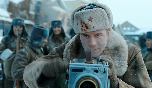 Тихон Жизневский снимает кино на фронте в трейлере «Первого Оскара»