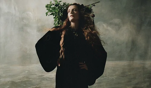 Постановщица «Эммы.» Отем де Уайлд сняла клип для Florence + The Machine