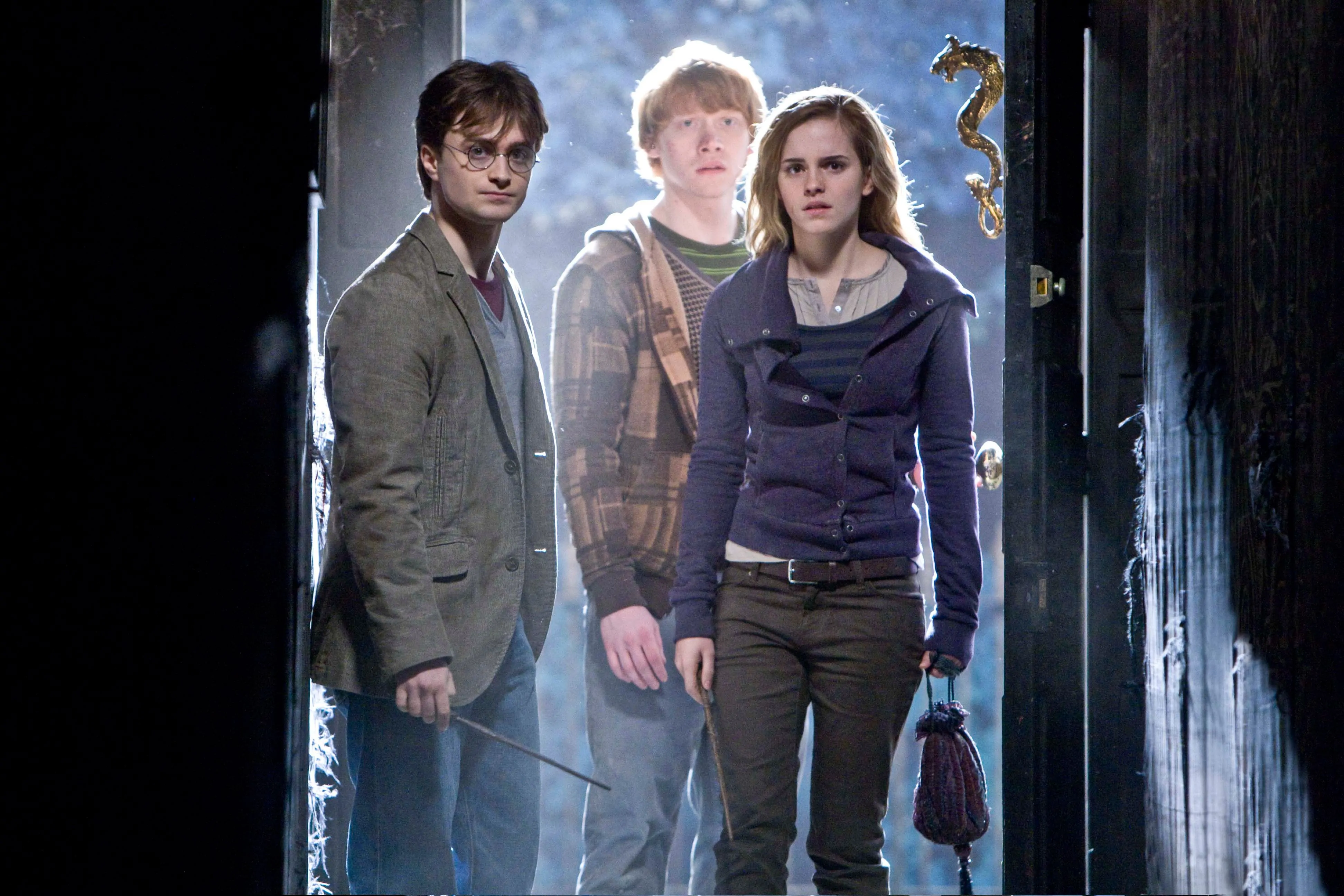 Дэниэл Рэдклифф, Руперт Гринт и Эмма Уотсон на кадре из фильма «Гарри Поттер и Дары Смерти. Часть I»/Warner Bros. Pictures