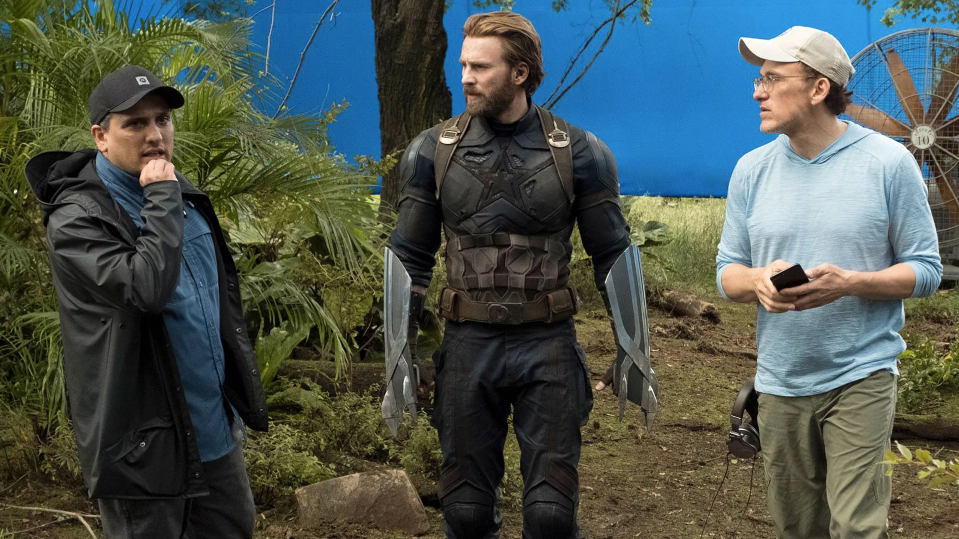 Крис Эванс (по центру) и братья Руссо на съёмках фильма «Мстители: Война бесконечности»/Marvel/Disney/Kobal/REX/Shutterstock
