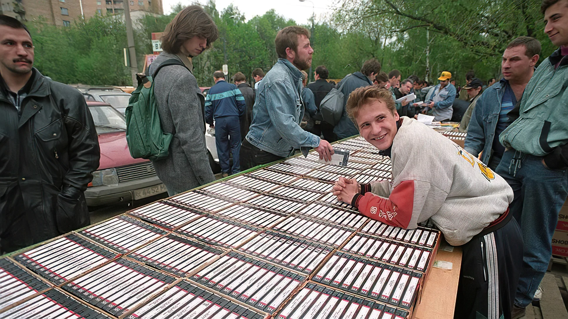 2000 год на продажу. Горбушка рынок 90-е. Рынок с VHS кассетами 90х. Горбушка 90 е годы. Горбушка рынок в Москве в 90х.