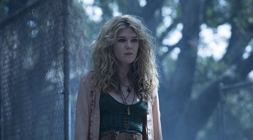 Лили Рэйб дебютирует в режиссуре с фильмом про вымышленный город