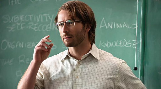 Глен Пауэлл меняет образы на кадрах комедии «Я не киллер»