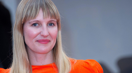 На HBO Max выйдет сериал о романе взрослой женщины с подростком на Ибице