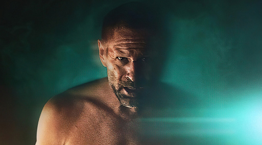 Аарон Экхарт в первом трейлере фильма «Грохот сквозь тьму»