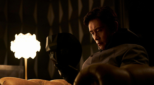 Ли Бён-хон намекнул на спин-офф «Игры в кальмара» о загадочном Ведущем