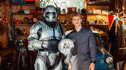 Леон Кемстач познакомится с «(Не) искусственным интеллектом»