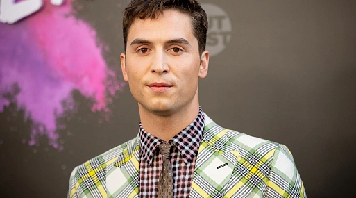 Чарли XCX напишет музыку к сериалу от комика Бенито Скиннера