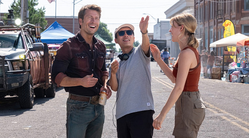 Глен Пауэлл проводит зрителей за кулисы второй части «Смерча»