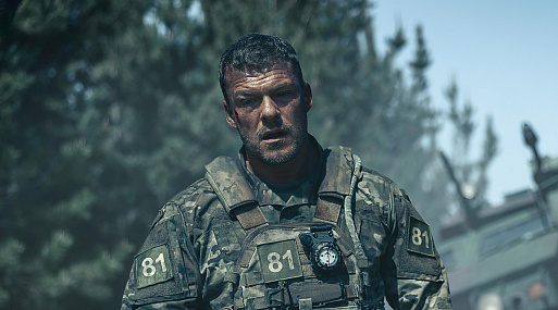 Алан Ричсон на поле боя в трейлере боевика «Машина войны»