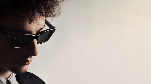 Тимоти Шаламе в образе Боба Дилана на постере «Незнакомца»