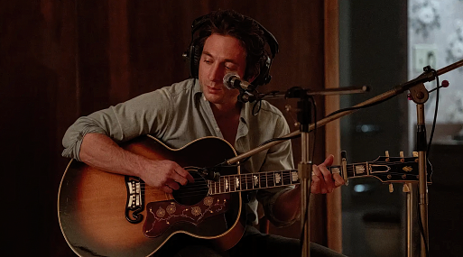 Джереми Аллен Уайт в образе Брюса Спрингстина на кадрах байопика «Избавь меня от небытия»