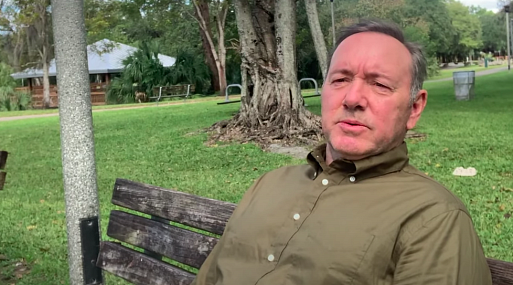 «Выход есть»: Кевин Спейси выложил рождественское видео, где поговорил о суициде