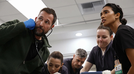 Актёр Ноа Уайли из сериала «Больница Питт» получил свою звезду на «Аллее славы»