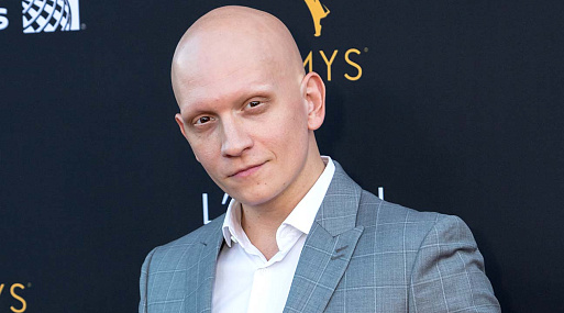 Энтони Кэрриган присоединяется к «Супермен: Наследие» в роли Метаморфо