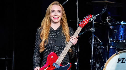 Линдси Лохан выступает на сцене на свежем кадре «Чумовой пятницы 2»