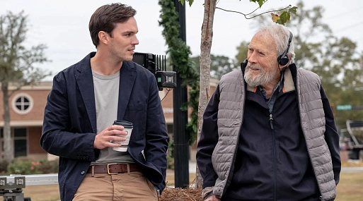 Клинт Иствуд и Николас Холт на съёмках триллера «Присяжный №2»