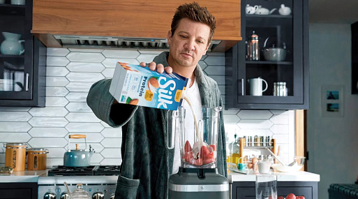 Джереми Реннер снялся в новой рекламе для Супербоула