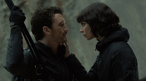 Аня Тейлор-Джой стоит на страже безопасности в новом трейлере «Ущелья»