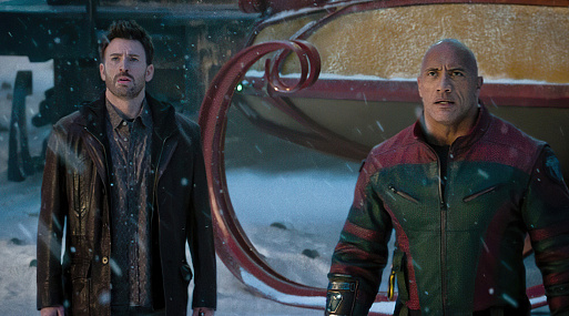 Крис Эванс и Дуэйн Джонсон сталкиваются с неизвестным на новом кадре «Красного»