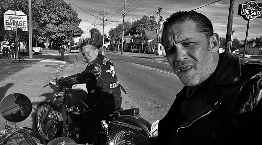 Том Харди поделился фото со съёмок фильма «Байкеры»