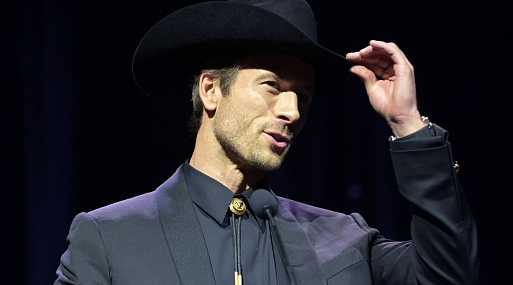 Глен Пауэлл сыграет в комедии о кантри-певце, что идёт во все тяжкие